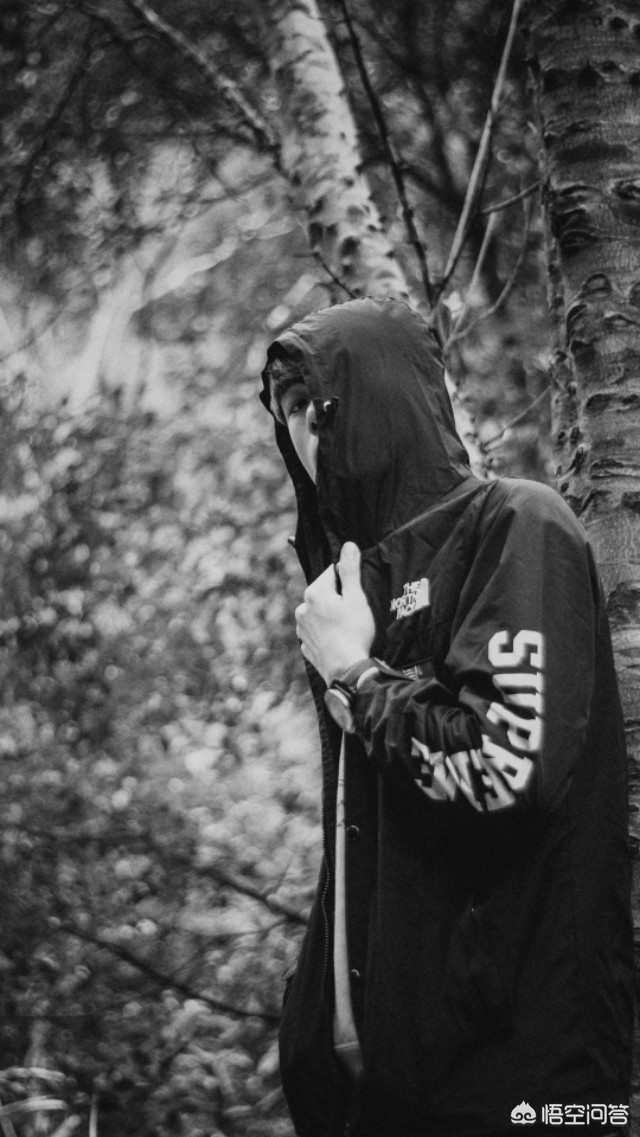 看着孩子孤独的背影文案？：孤独背影图片