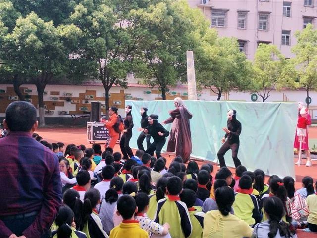 双百场演出进校园，江夏一小学上演有趣木偶戏