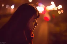 异性关系：女人想你了，不会说我想你，通常用这四种方法暗示你图片