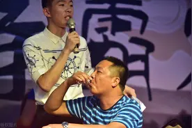 陪岳父喝酒图片