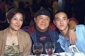 曾志伟妻子去世，引出一段港片江湖父子隐秘往事图片