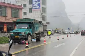 广西2名女孩骑电驴与货车相撞！1人当场身亡、1人重伤图片