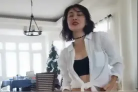 “春晚常客”牛莉罕秀舞姿，摇头扭胯频放电眼，意外曝光豪宅内景图片