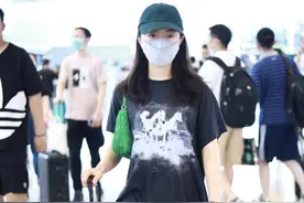 成为大学生的赵今麦现身机场，呆萌大眼睛好可爱，穿搭简约校园风图片