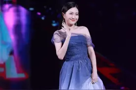 包贝尔老婆包文婧现身活动，渐变色连衣裙如同银河穿在身上一样图片