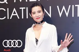40岁宋佳太疯狂，衬衣解开三枚扣，露出黑色内搭更性感图片