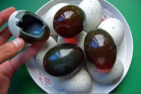 同样是松花蛋，有“黑点”和无黑点的哪种更好？差别很大，别买错图片