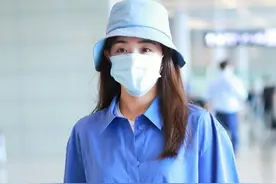 张含韵的童颜我都夸腻了，谁知她又秀出“少女腿”，真宝藏女孩图片