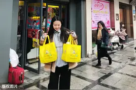 周黑鸭全国1000家门店暂停营业，创始人亲自直播，卖出60000份图片