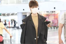 李宇春现身机场，黑色五分裤显出好身材，一直都是中性打扮图片