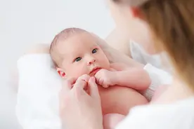 两个月大婴儿一直吃不上母乳，医生一查发现是舌头出了问题图片
