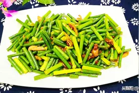 炒蒜苔时，直接下锅炒就废了，教你饭店的做法，香脆入味不变色图片