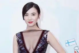宋佳“花瓶身”绝了，穿“杜蕾液体裙”胸前剪出“三角区”，太撩图片