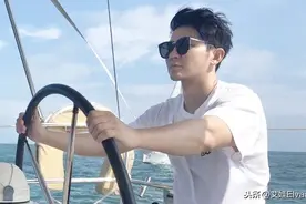 李晨真是男土豪，光脚穿T恤黑长裤开游艇出海，单身变得更潇洒了图片