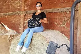 C罗女友乔治娜带娃到马场，独坐草垛炫名包，2岁亲生女最有镜头感图片