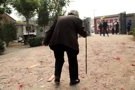 路医生说丨老年人驼背、后背痛不要大意，要警惕脊柱骨质疏松骨折图片