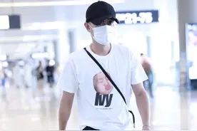 文章独自一人现身机场，白色的短袖搭配黑色裤子，匆忙赶路程图片