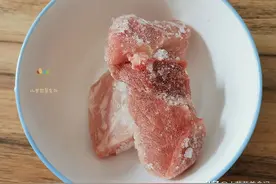 冻肉解冻，万万不能只用水泡，大厨教您一招，10分钟快速解冻去腥图片