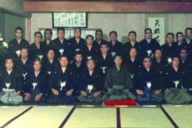 真实的日本黑势力都是老头子，而且都是丰田阿尔法，和皇冠汽车图片