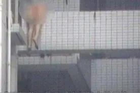 12年前，谭静穿内衣悬挂楼外身亡，尸检证明仅给看3分钟引人深思图片