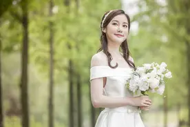 搞笑段子：路上一气质女猛追一猥琐男图片