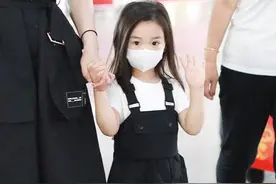 董璇与女儿穿黑色亲子装搭机 小酒窝挥手萌翻全场图片