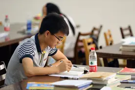 在国外读大学很“辛苦”，国内却很“轻松”，为什么？图片