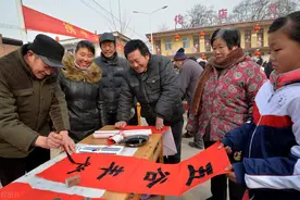 教书先生戏弄文盲小伙，没想到差点给自己挖了个坑图片