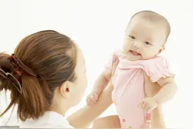 孩子出生后第一个抱的人原来这么重要，不是迷信，是有科学依据的图片