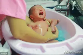 给新生儿洗澡有讲究，婴儿洗澡的7个步骤5个不宜，新手妈妈要知道图片