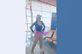 49岁钟丽缇穿紧身衣秀舞蹈，身材傲人不输女团，老公张伦硕点赞图片