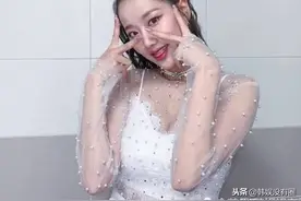 April 李娜恩晒“私照”，透视、低胸装变身性感女神图片