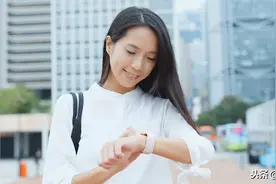 钟表，可以回到起点，却已不是昨天；前方无绝路，希望在转角图片