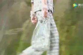 香奈儿贯穿2018春夏潮流时尚的透明元素，套装裙，你喜欢吗？视频封面