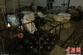 男子开工厂生产数百万假篮球 车间污油横流图片
