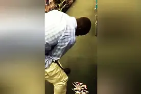 国外抓到裤裆里藏化妆品的小偷，你快把人家店掏空了吧？惊呆了图片