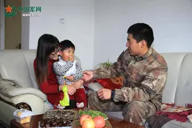 军娃来探营：和爸爸一起的幸福时光图片