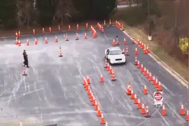 国外警校学员考驾照，这路线太强了，传说中的人车合一！视频封面