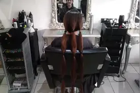 妹子去发廊把长发剪掉，剪成男生发型，瞬间像换了个人