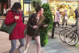 路边啊一下恶作剧，国外搞笑街拍，经过的很高兴视频封面