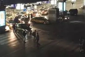 暗访丨乱要价开假发票、随意拉客不排队……交“保护费”就能成机场“特权”出租车？图片