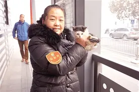 小猫困在下水道4个月得救了 与爱心人士成“生死之交”图片