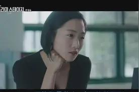 水鳞：尴尬，女主丝袜裂开了，路过的好心人用画笔帮她“补”丝袜视频封面