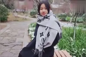 情感主持人孟非全家照，神秘妻子罕见亮相，读书女儿亮相清纯甜美视频封面