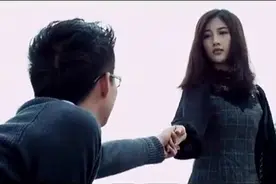 火车道上，男的被铁轨卡住脚，火车来了，漂亮的女主却松手了视频封面