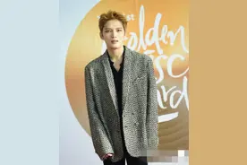 金在中退伍后首次公开亮相 帅气出席金唱片颁奖礼红毯图片