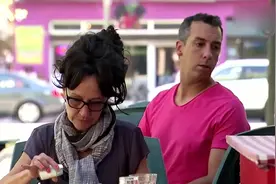 国外恶搞：大妈吃饭时遭恶搞，路人一脸震惊，网友：头发冒烟了！视频封面