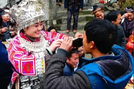 农村结婚敬酒收红包，这么漂亮的新娘你愿意给多少视频封面