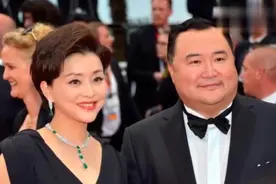 杨澜22岁儿子首次曝光，文质彬彬为人低调，原来长这样视频封面