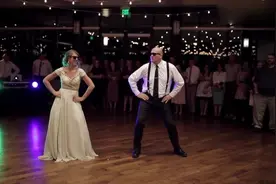 婚礼上的父女舞蹈，引爆全场，超欢乐！视频封面